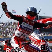 Dixon se estrena en Assen, con polémico podio de Acosta