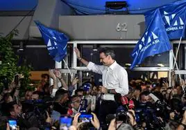 El primer ministro griego, Kyriakos Mitsotakis, celebra en Atenas su triunfo electoral.