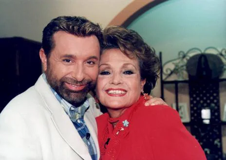Secondary image 1 - The presenter Agustín Bravo with Carmen Sevilla during 'El Telecupón', in 1991. |  The actress, together with José Manuel Parada, in 'Cine de Barrio'.  |  The presenter, in 'Cinema de Barrio'.