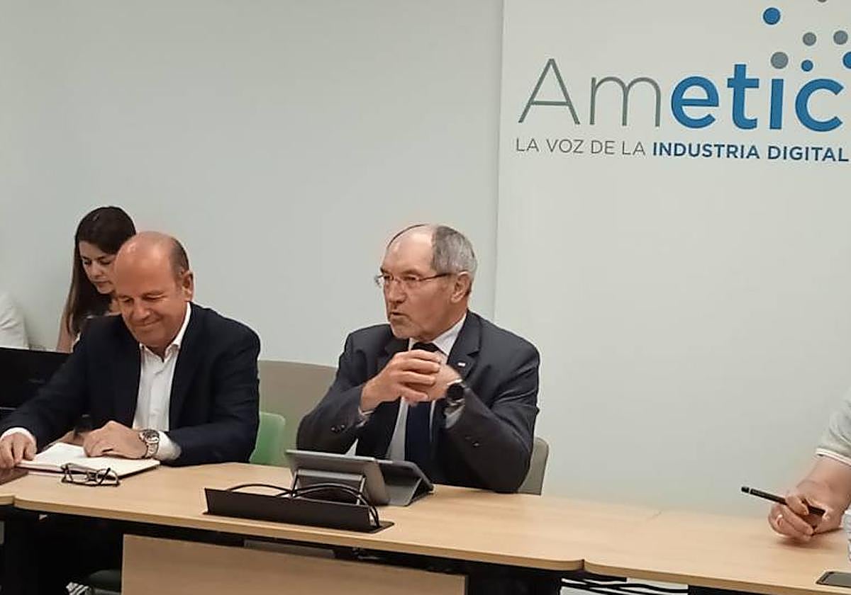 El nuevo director general de Ametic, Luis Pardo (i), junto al presidente Pedro Mier.