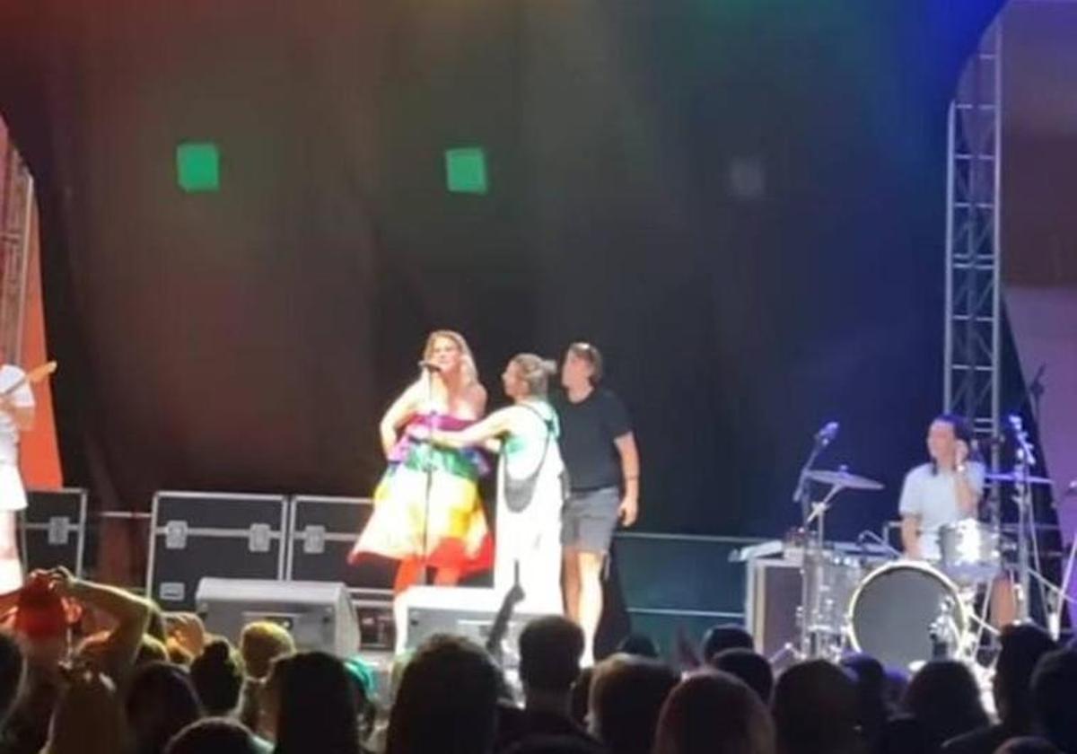 La organización tapa a la cantante con la bandera LGTBI.