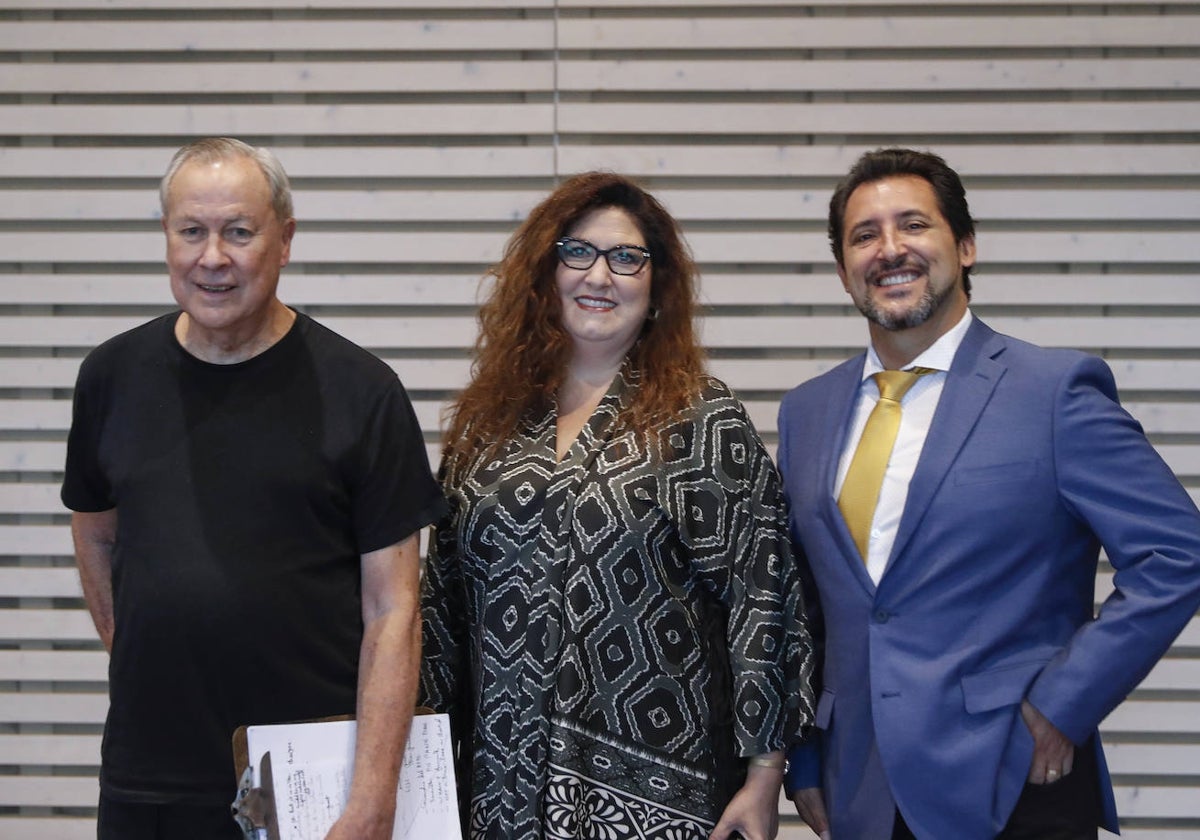 Robert Wilson (izda.), la soprano Anna Pirozzi y el tenor español Jorge de León (dcha.), en la presentación de 'Turandot', compuesta por Puccini.