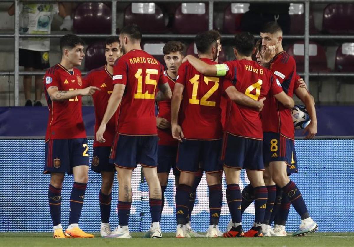 Los jugadores españoles celebran el primer gol ante Ucrania.