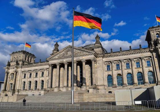 La bandera alemana ondea en el exterior del edificio que alberga el Bundestag.