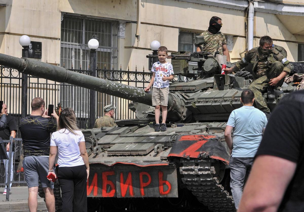 Un niño posa en un tanque en la ciudad de Rostov durante la rebelión de los mercenarios de Wagner.