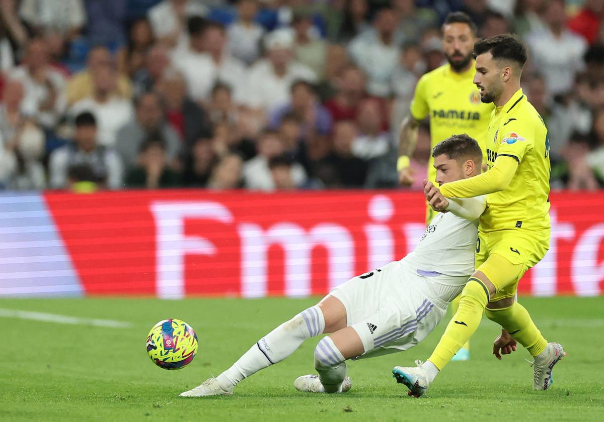 Fede Valverde y Álex Baena pugnan por un balón.