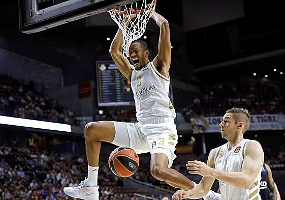 Anthony Randolph machaca la canasta en un partido de Euroliga.