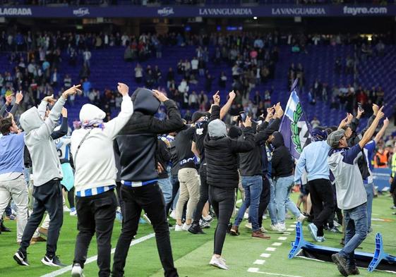 Ultras del Espanyol, durante la invasión de campo en el derbi del 14 de mayo.