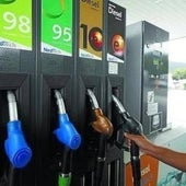 Consejos para ahorrar al repostar gasolina durante la Operación Salida