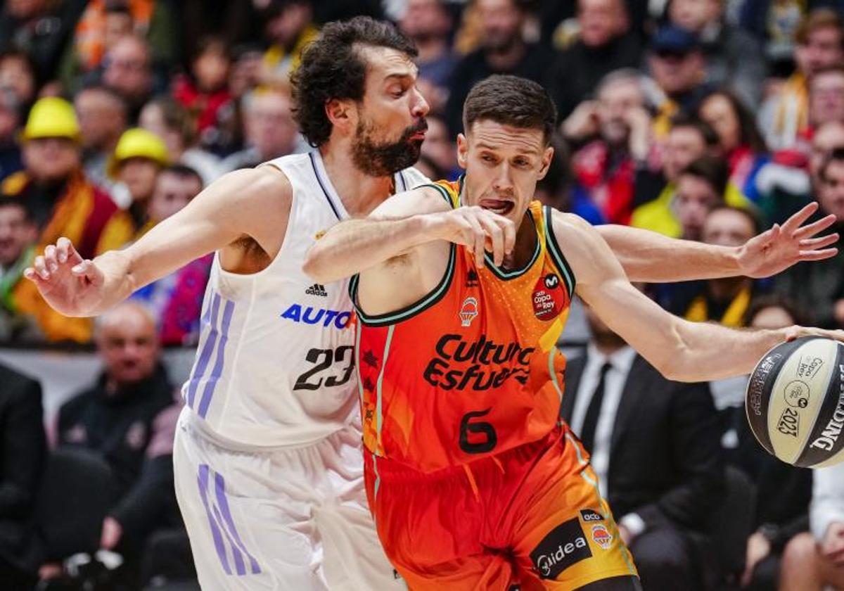 Xabier-López Aróstegui, jugador del Valencia, y Sergio Llull, durante la Copa del Rey.