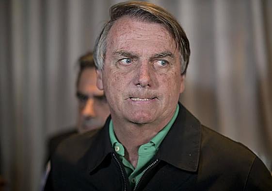 El expresidente brasileño Jair Bolsonaro participa de una rueda de prensa tras conocer su inhabilitación política