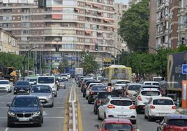 Imagen habitual de automóviles atascados en cualquier ciudad de mediano o gran tamaño en España.