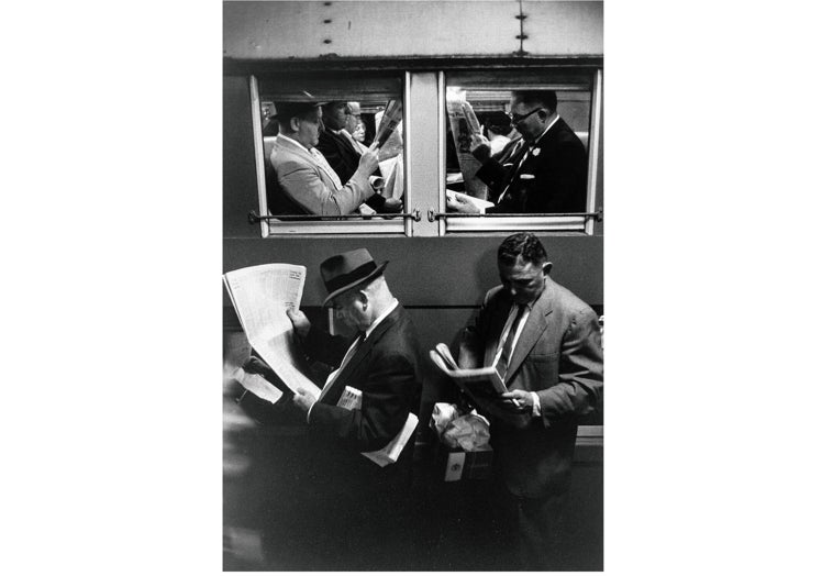 Volviendo del trabajo en el tren de la tarde, Penn Station, Nueva York. 1958.