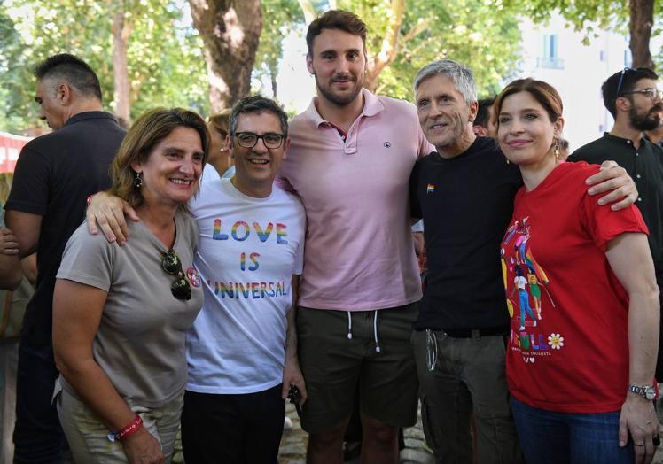 Los ministros socialistas Teresa Ribera (Transición Ecológica), Félix Bolaños (Presidencia) y Fernando Grande-Marlaska (Interior) posan antes de participar en la manifestación reivindicativa del Orgullo este sábado en Madrid.