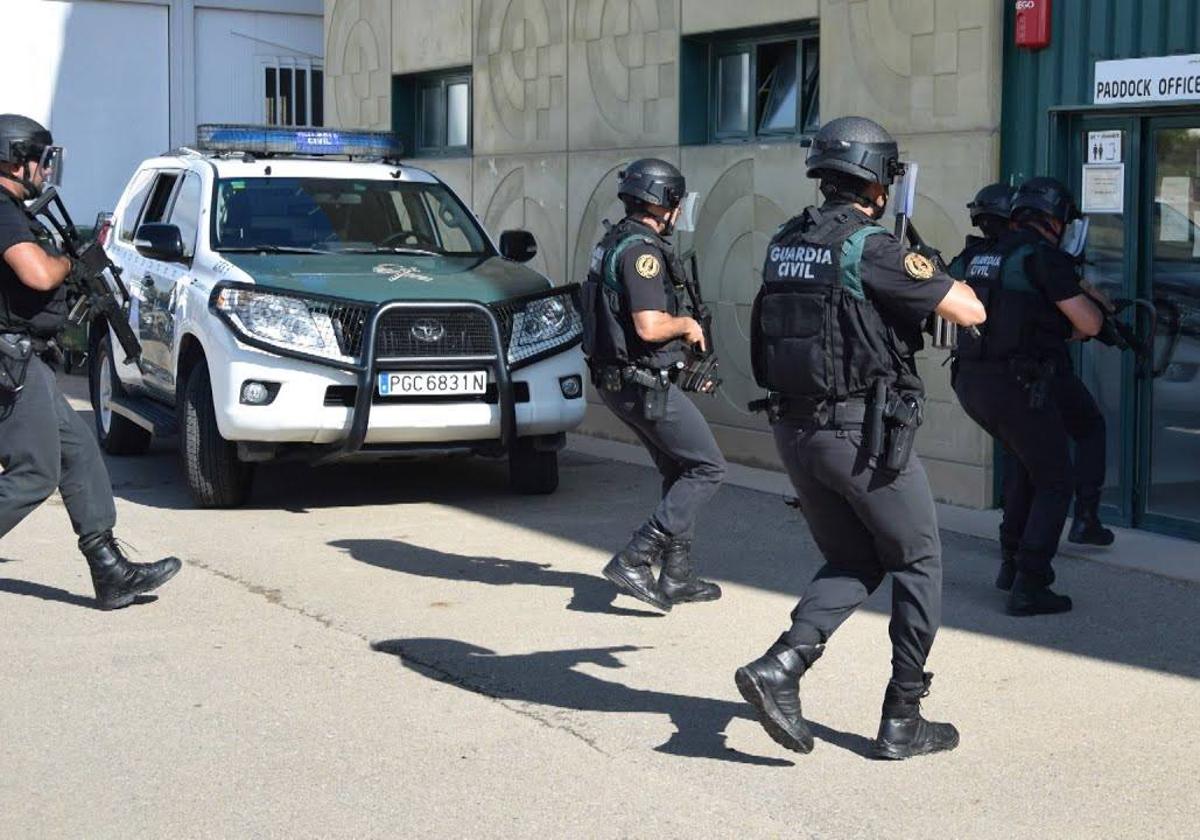 Agentes de los GRS de la Guardia Civil en acción.