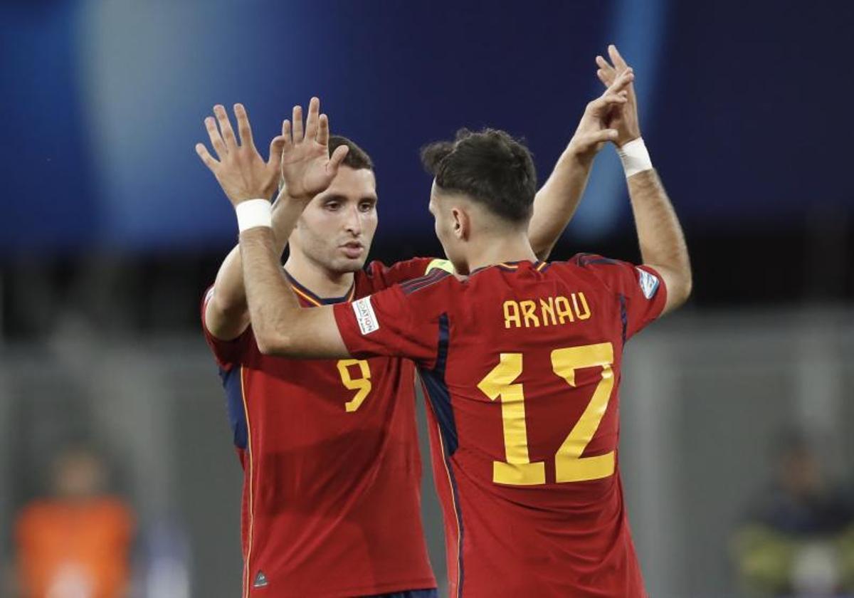 Abel Ruiz y Arnau Martínez se felicitan tras la victoria el sábado de España ante Suiza.