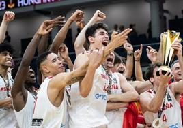 Los jugadores de la selección española sub-19 celebran la conquista del título mundial.