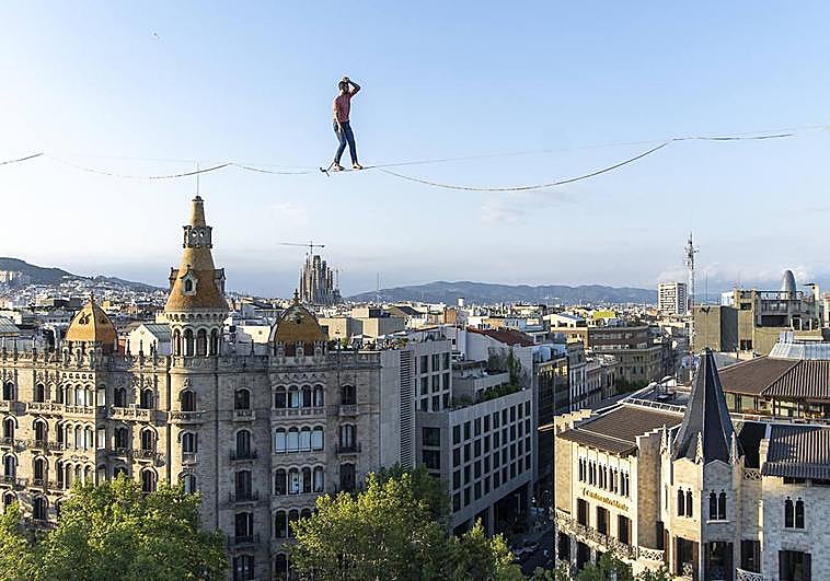 El funambulista francés Nathan Paulin, este domingo en plena acción sobre la plaza Catalunya de Barcelona.