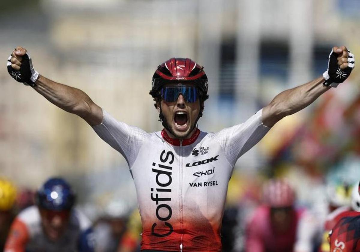 Victor Lafay celebra su victoria en la segunda etapa del Tour, entre Vitoria y San Sebastián.