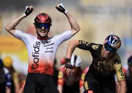 Victor Lafay celebra su victoria en la segunda etapa del Tour, ante Wout van Aert.