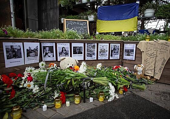 El funeral de las gemelas de 14 años Anna y Yuliia Aksenchenko muertas en un restaurante por un ataque con misiles rusos en Kramatorsk