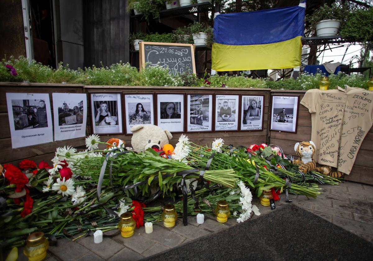 El funeral de las gemelas de 14 años Anna y Yuliia Aksenchenko muertas en un restaurante por un ataque con misiles rusos en Kramatorsk