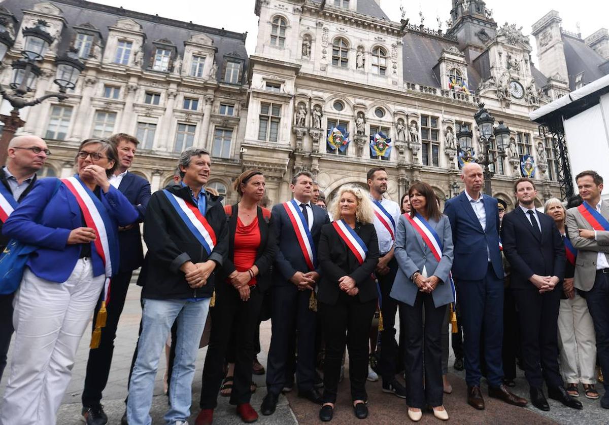 La alcaldesa de París, Anne Hidalgo, y el ministro francés de Transportes, Clement Beaune, asisten a una manifestación contra la violencia en el país