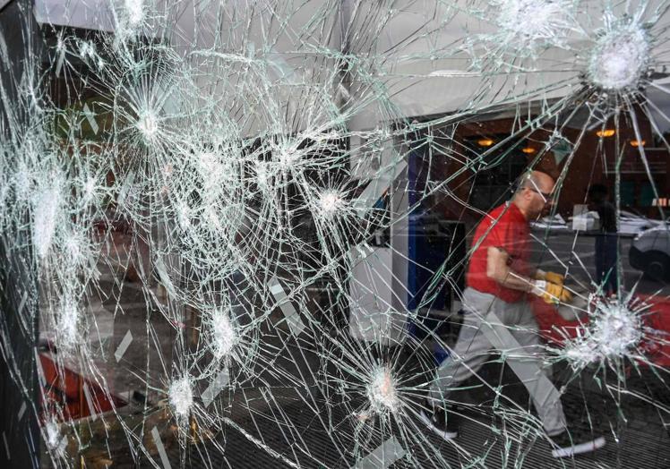 Un empleado pasa por delante del teatro Coliseum de Roubaix.