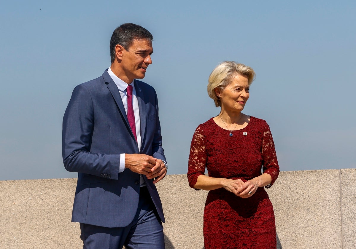 Pedro Sánchez y Ursula Von der Leyen, este lunes, antes de participar en la reunión entre el Ejecutivo y el Colegio de Comisarios de la UE celebrada en la Galería de Colecciones Reales, con motivo del inicio de la presidencia española