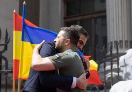 El presidente Pedro Sánchez se abraza con su homólogo ucraniano, Volodímir Zelenski, el sábado en su visita a Kiev.