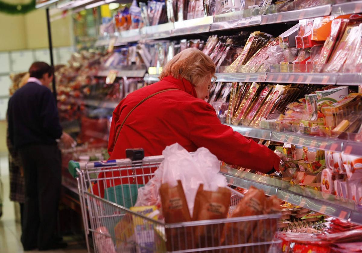 Clientes en un supermercado de alimentación.