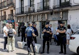 Varios agentes de Policía Nacional y Policía Local en el exterior del comercio textil del centro de Madrid donde ocurrió el crimen este lunes.