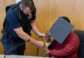 Un oficial de la corte le quita las esposas a un solicitante de asilo de Eritrea acusado por el asesinato de una niña de 14 años en Ulm, en Alemania