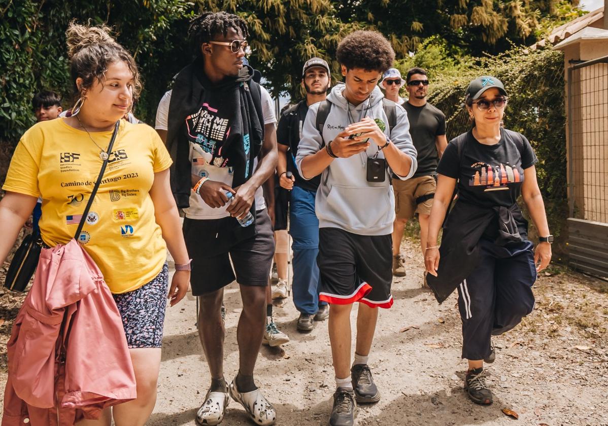 La embajadora de EE.UU en España, Julissa Reynoso (a la derecha), completa el Camino de Santiago junto a un grupo de jóvenes