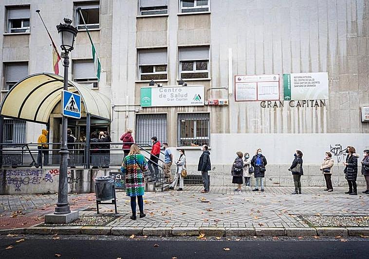 Calle Gran Capitán de Granada de madrugada, escenario del machetazo a un joven que medió en un robo