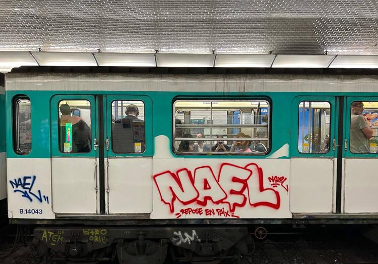 Un grafiti recuerda a Nahel en un vagón del metro parisino.