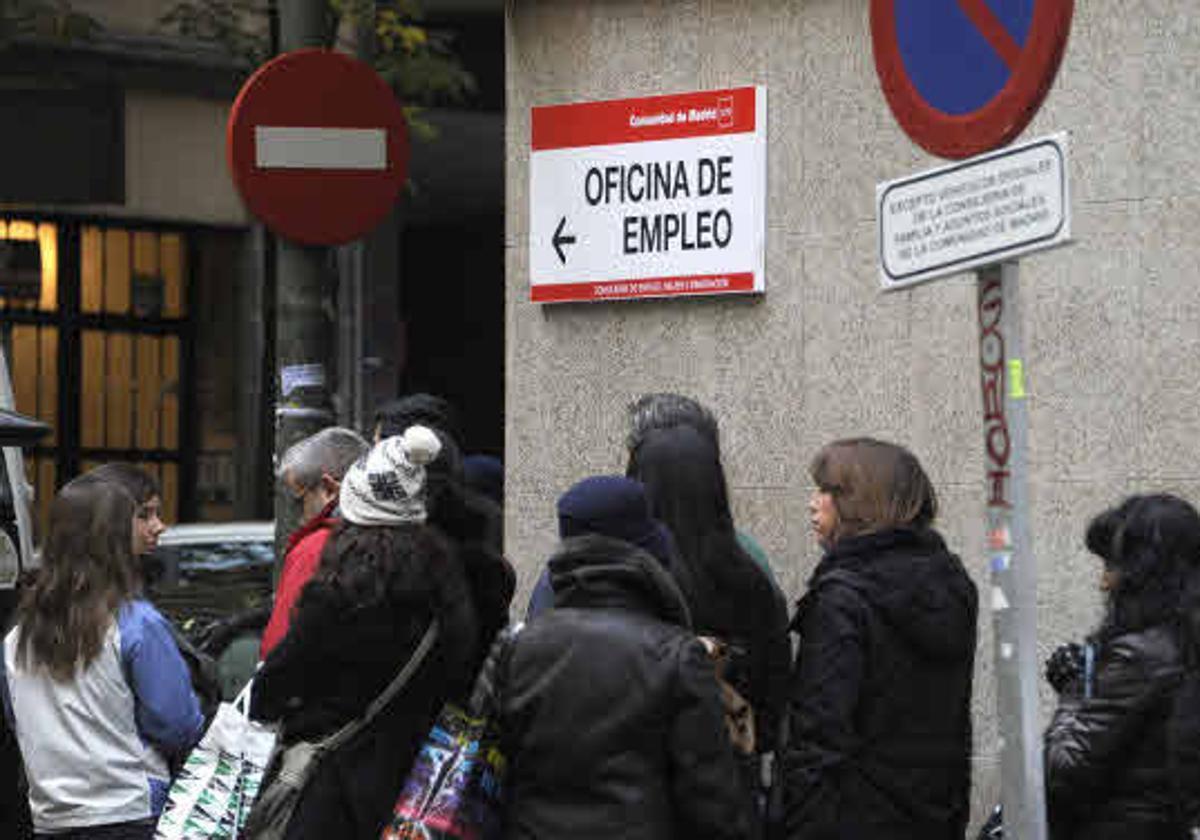 El empleo se desinfla en el peor junio desde 2015 aunque el paro baja