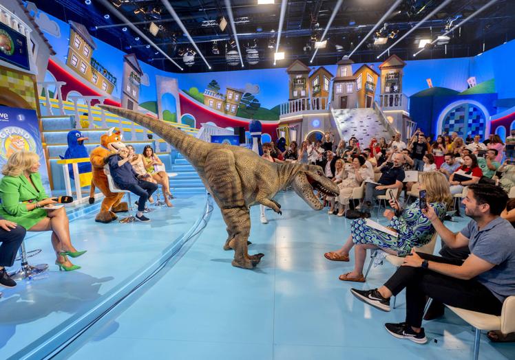 Imagen principal - Vuelve &#039;El Grand Prix del verano&#039; con vaquilla humana y dinosaurio