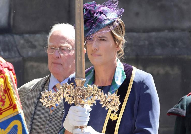 El monarca británico recibe la espada 'Isabel' en honor a su madre