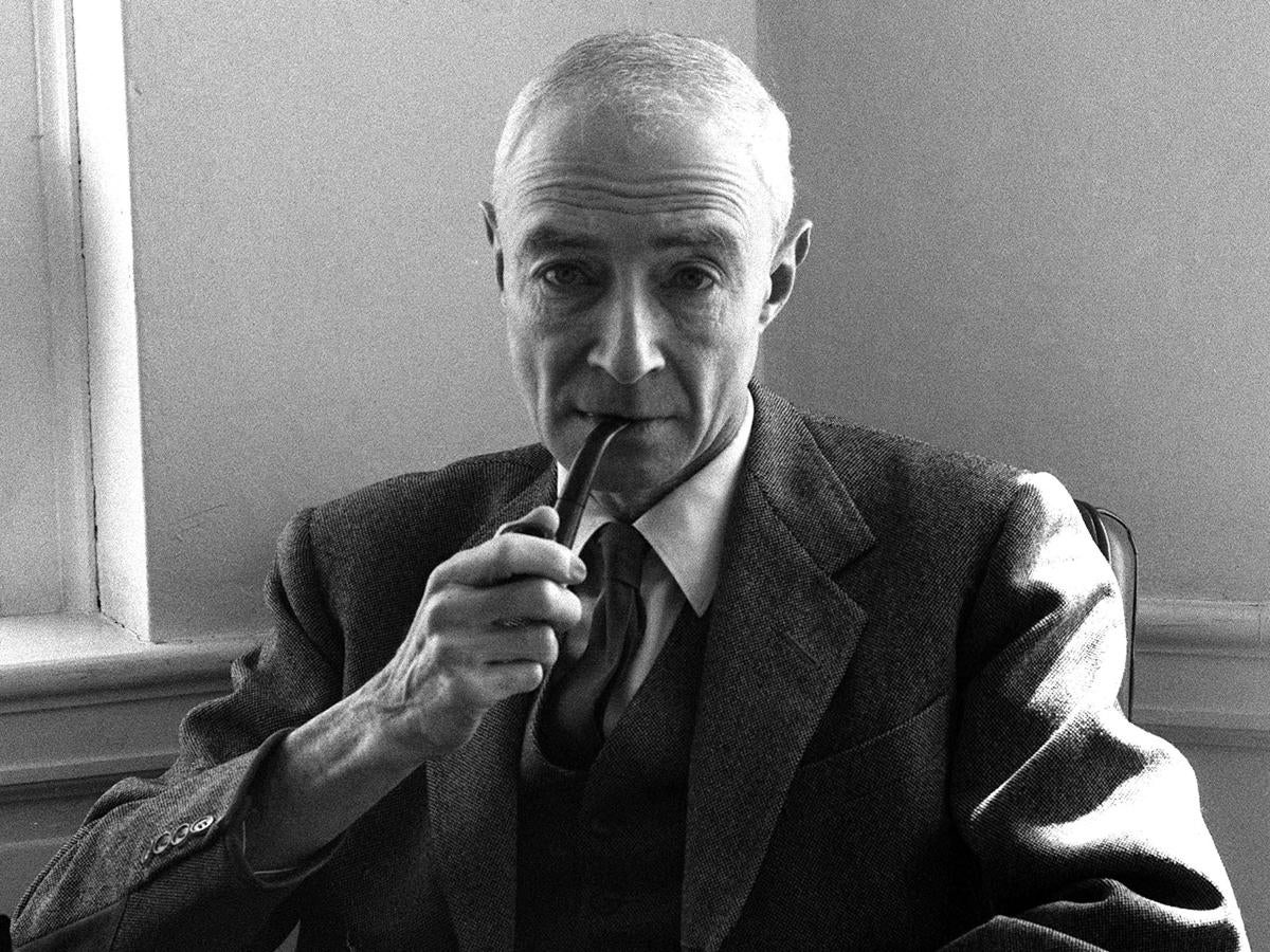 Oppenheimer, con su inseparable pipa.