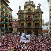 Chupinazo de los Sanfermines: «¡No nos rendiremos, aúpa Osasuna!»