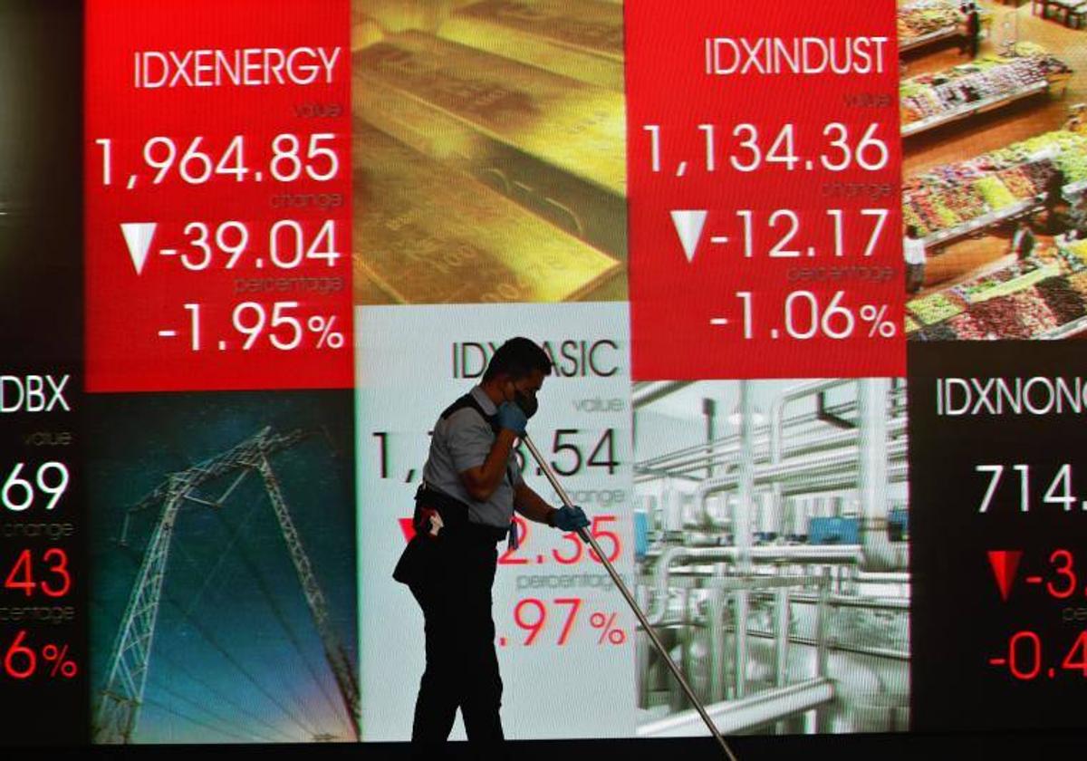 El Ibex cae un 2% en su peor sesión desde la crisis bancaria de marzo