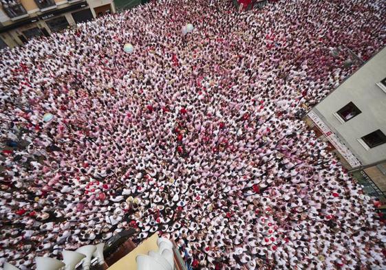 Decenas de personas momentos antes del chupinazo que da inicio a los Sanfermines 2023, en la Plaza del Ayuntamiento