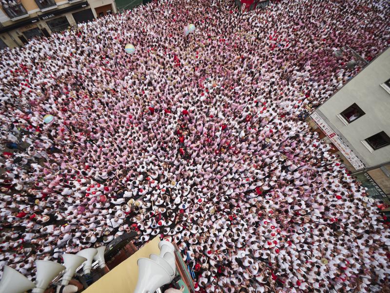 Decenas de personas momentos antes del chupinazo que da inicio a los Sanfermines 2023, en la Plaza del Ayuntamiento.