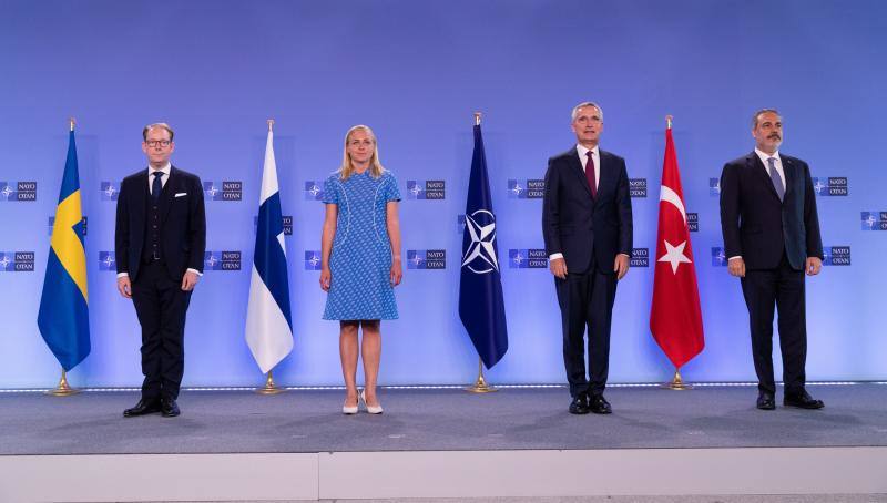 La ministra de Relaciones Exteriores de Finlandia, Elina Valtonen, el secretario General de la OTAN, Jens Stoltenberg, y el canciller de Turquía, Hakan Fidan, durante una reunión en Bruselas