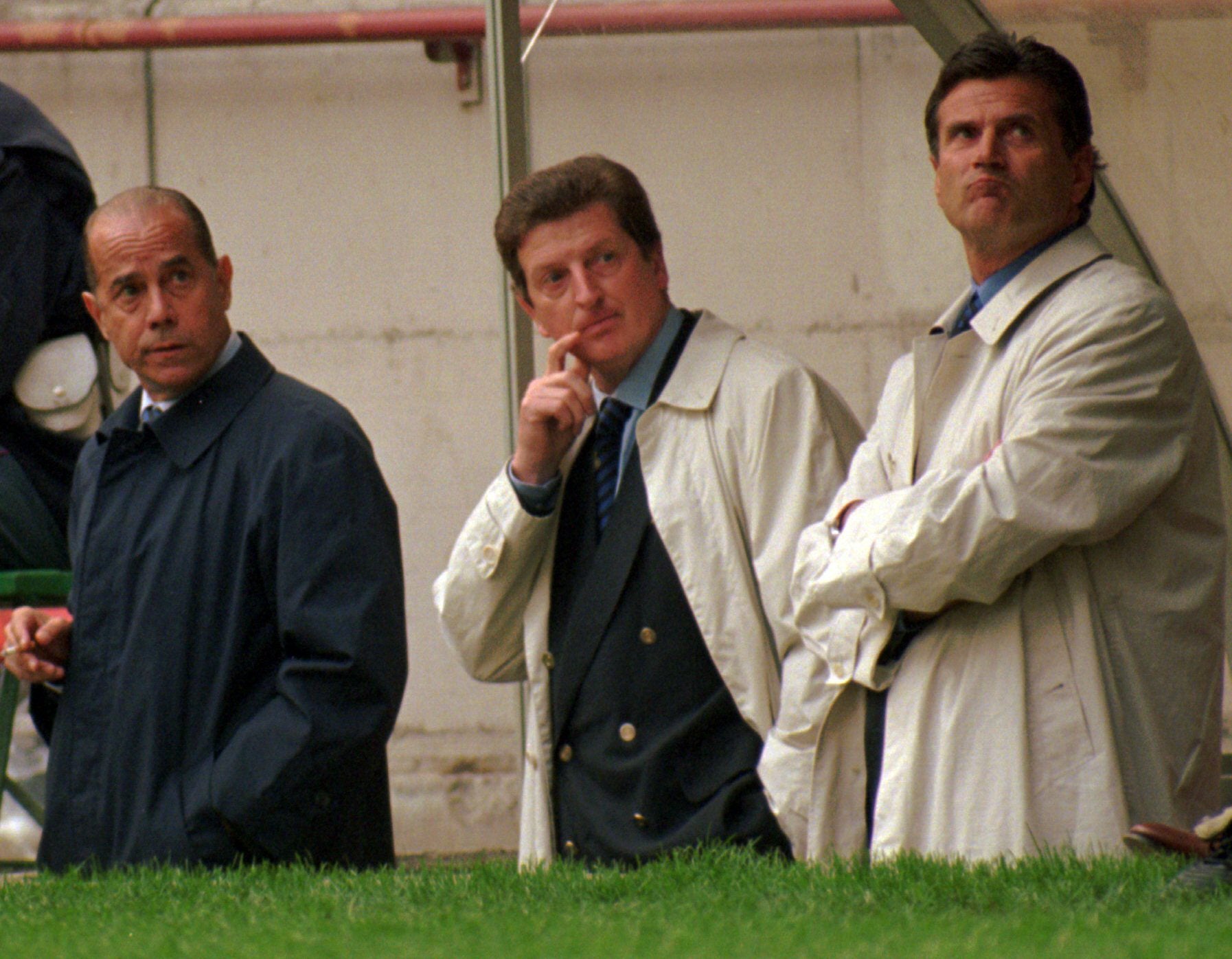 El director de fútbol del Inter de Milán, Luis Suárez, junto a Roy Hodgson y Giacinto Facchetti, en el banquillo, durante un partido de la primera división italiana EN 1995.