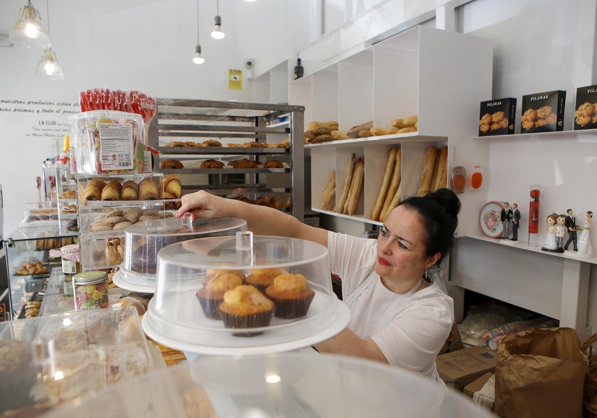 Laura Otero despacha dulces enla panadería La Flor, de la que fue cliente Sánchez.