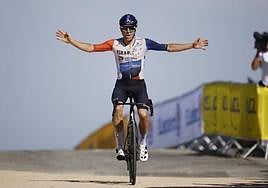 Woods gana en el Puy de Dôme y Pogacar vuelve a recortarle a Vingegaard