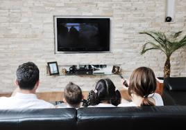 Una famlia viendo la televisión.