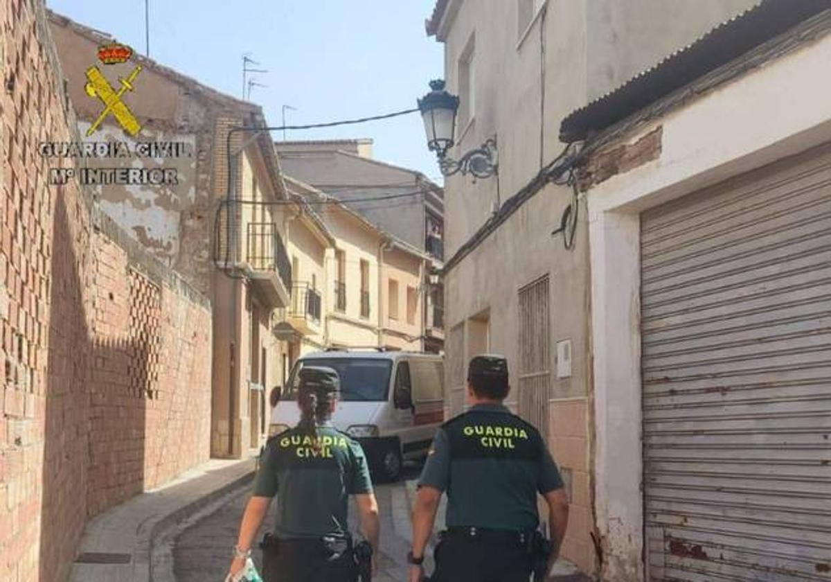 Dos guardias civiles junto a la casa donde ocurrieron los hechos